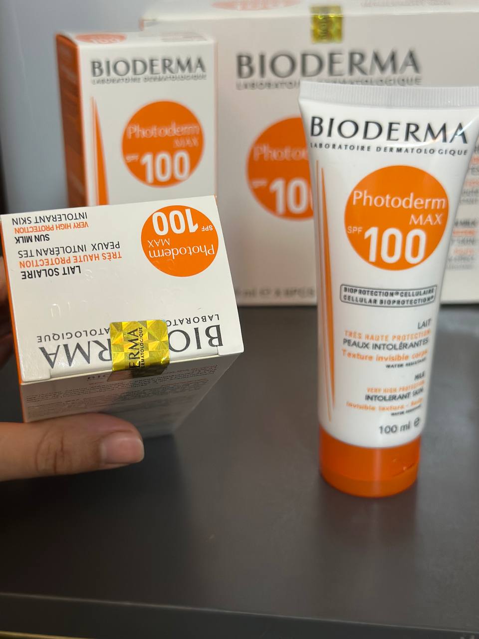 ضد آفتاب بی رنگ بیودرما spf100